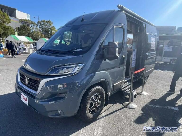 フィアット・デュカトがベースのキャンピングカー。|「回転シート良いよね」快適すぎて、もはや家。家庭用エアコン・キッチン・電動ベッド付き。住みたくなるキャンピングカー。