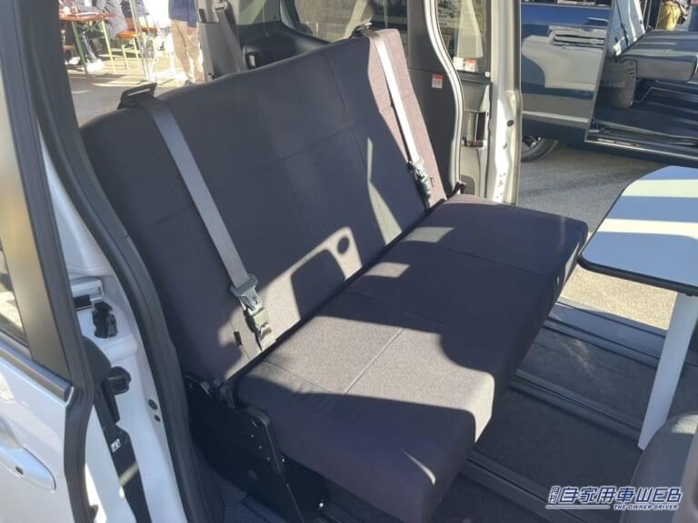 2列目シート。|「結構すごいぞ」「新幹線みたい」運転席が「ぐるりと回転」するトヨタ・ノア。車中泊も問題なし、大人4人が、ゆったり眠れる。