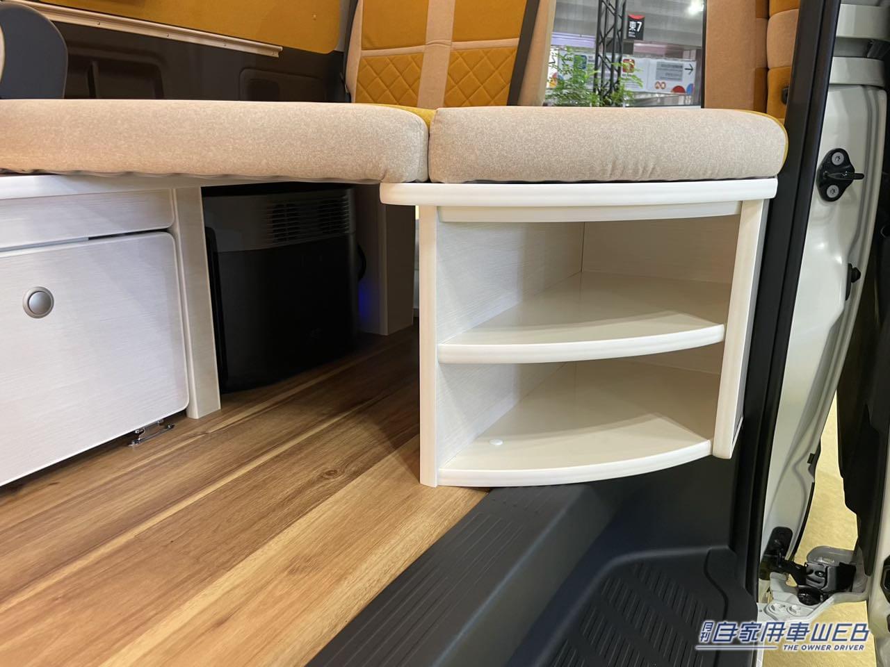 ｜車の中はまるで子供部屋！？　ポップなカラーとフラットスペースが個性的なトヨタ ハイエースがベースのキャンパー