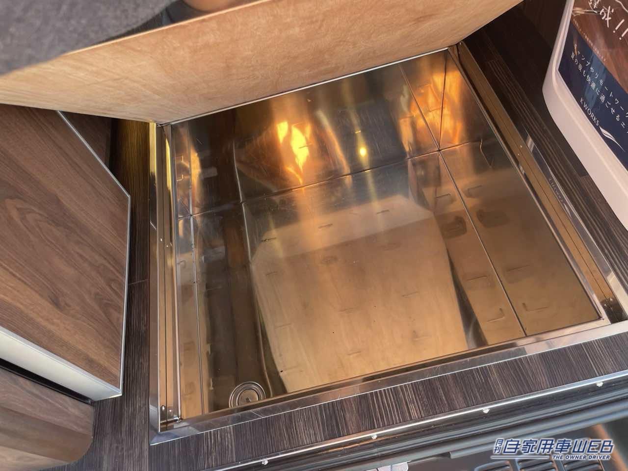 |THE大人の隠れ家的な渋い車内空間が魅力的! トヨタ ハイエースがベースのキャンパー