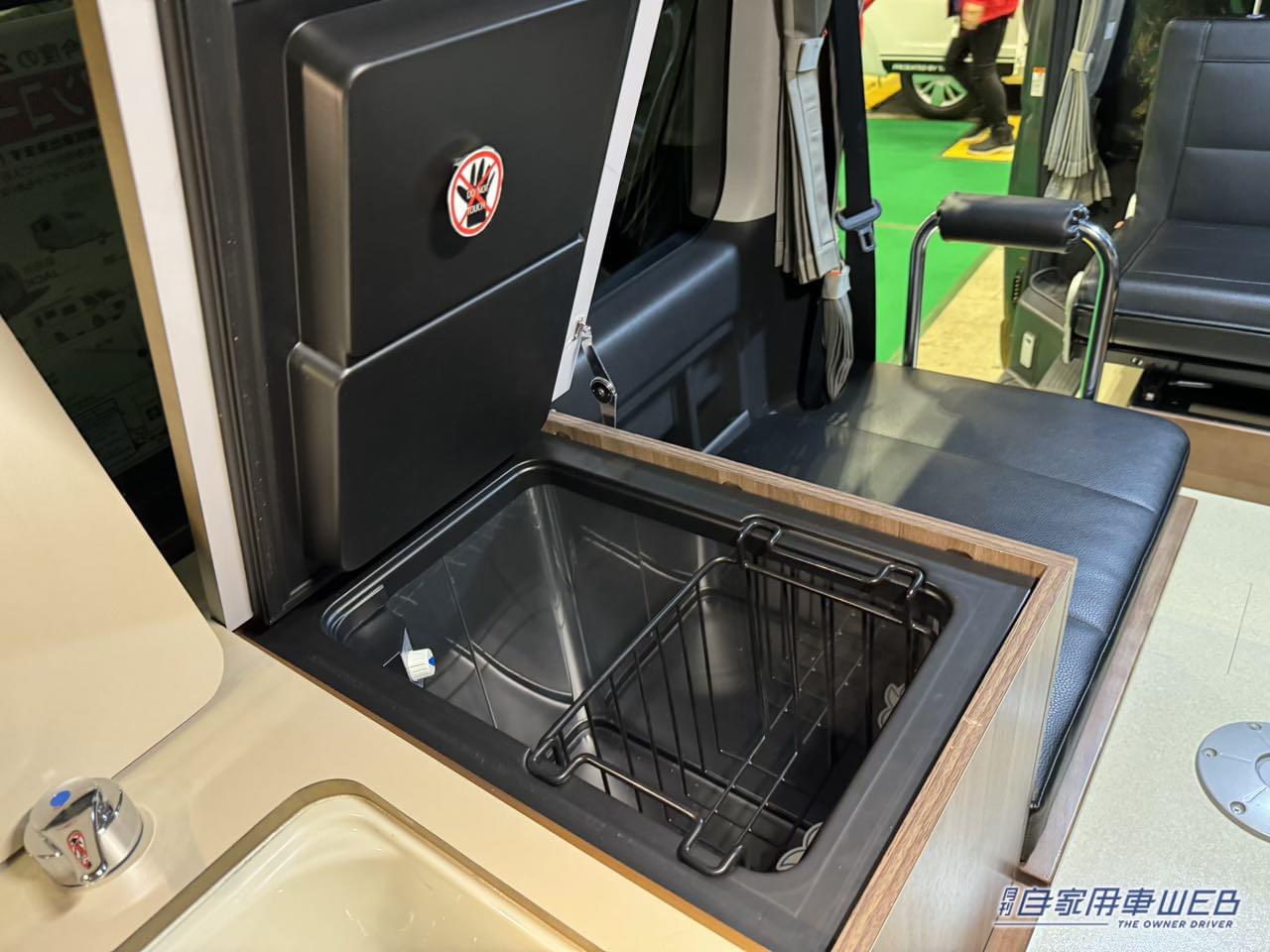 |ロングシートは二段ベッドにもなる! 大人数で楽しめるトヨタ ハイエースがベースのキャンパー