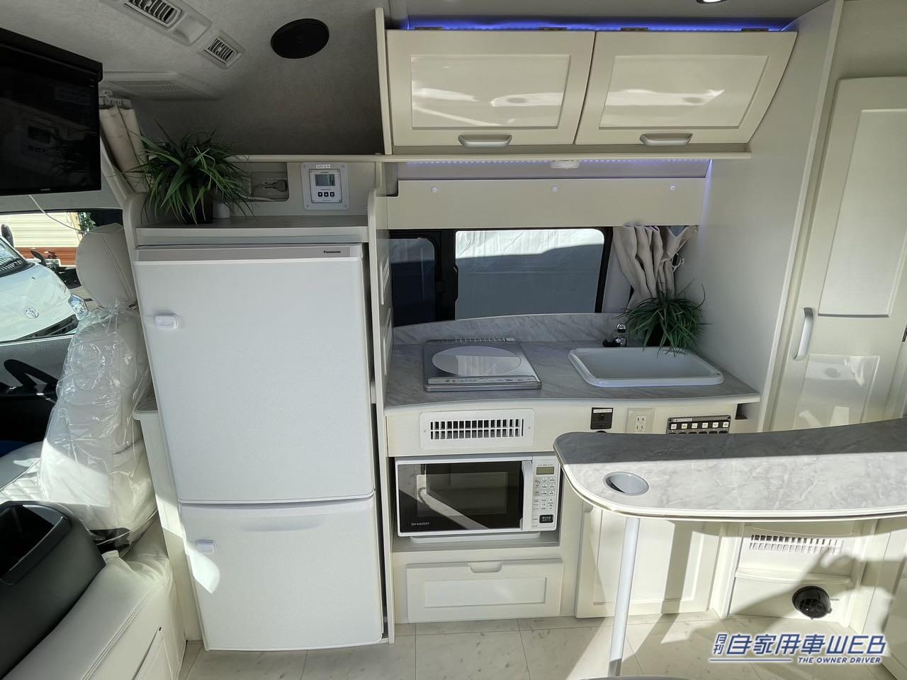 |曲線を活かしたインテリアがオシャレなトヨタ ハイエースがベースのキャンパー