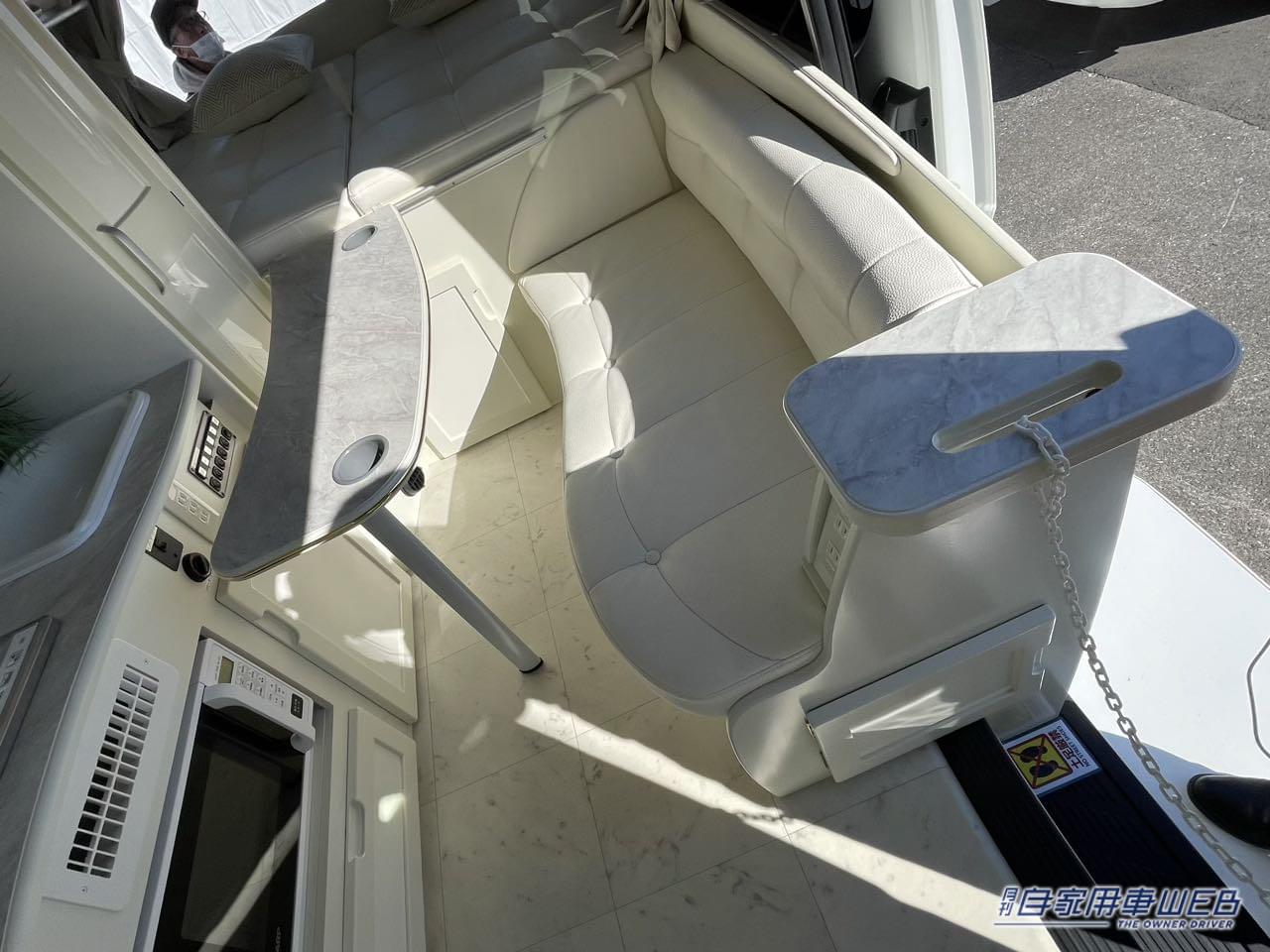 |曲線を活かしたインテリアがオシャレなトヨタ ハイエースがベースのキャンパー