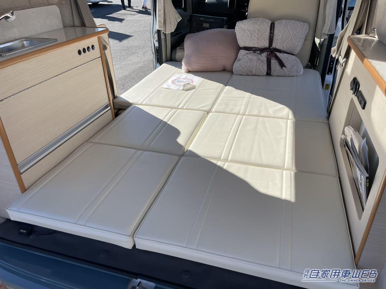 |「おいおい嘘だろ…」「軽自動車だよね?」4人が寝られる、しかも横になって。広すぎてズルい軽キャンパー。