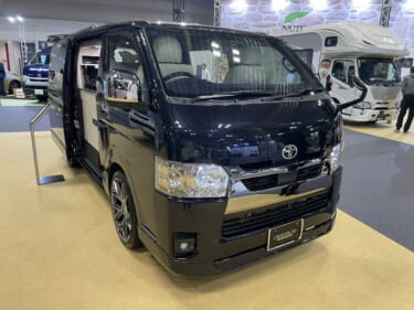 広い常設ベッドがモダンなホテルのよう! トヨタ ハイエースがベースのキャンパー