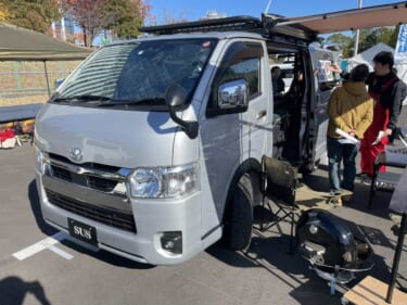 キャンピングカーのカスタムに超便利! 自在にレイアウトできるアルミフレームを採用したトヨタ ハイエースがベースのキャンパー