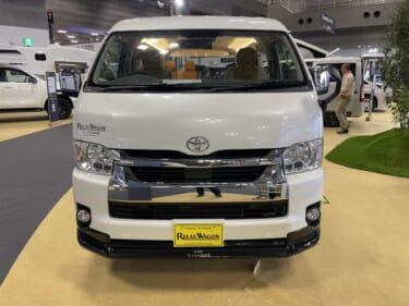 車の中はまるで子供部屋!? ポップなカラーとフラットスペースが個性的なトヨタ ハイエースがベースのキャンパー