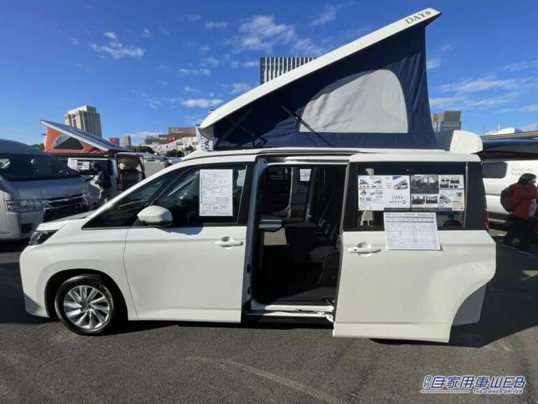 トヨタ・ノアがベースのキャンピングカー。|「結構すごいぞ」「新幹線みたい」運転席が「ぐるりと回転」するトヨタ・ノア。車中泊も問題なし、大人4人が、ゆったり眠れる。