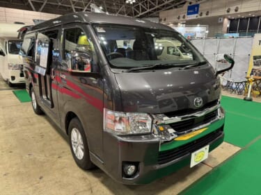 ロングシートは二段ベッドにもなる! 大人数で楽しめるトヨタ ハイエースがベースのキャンパー