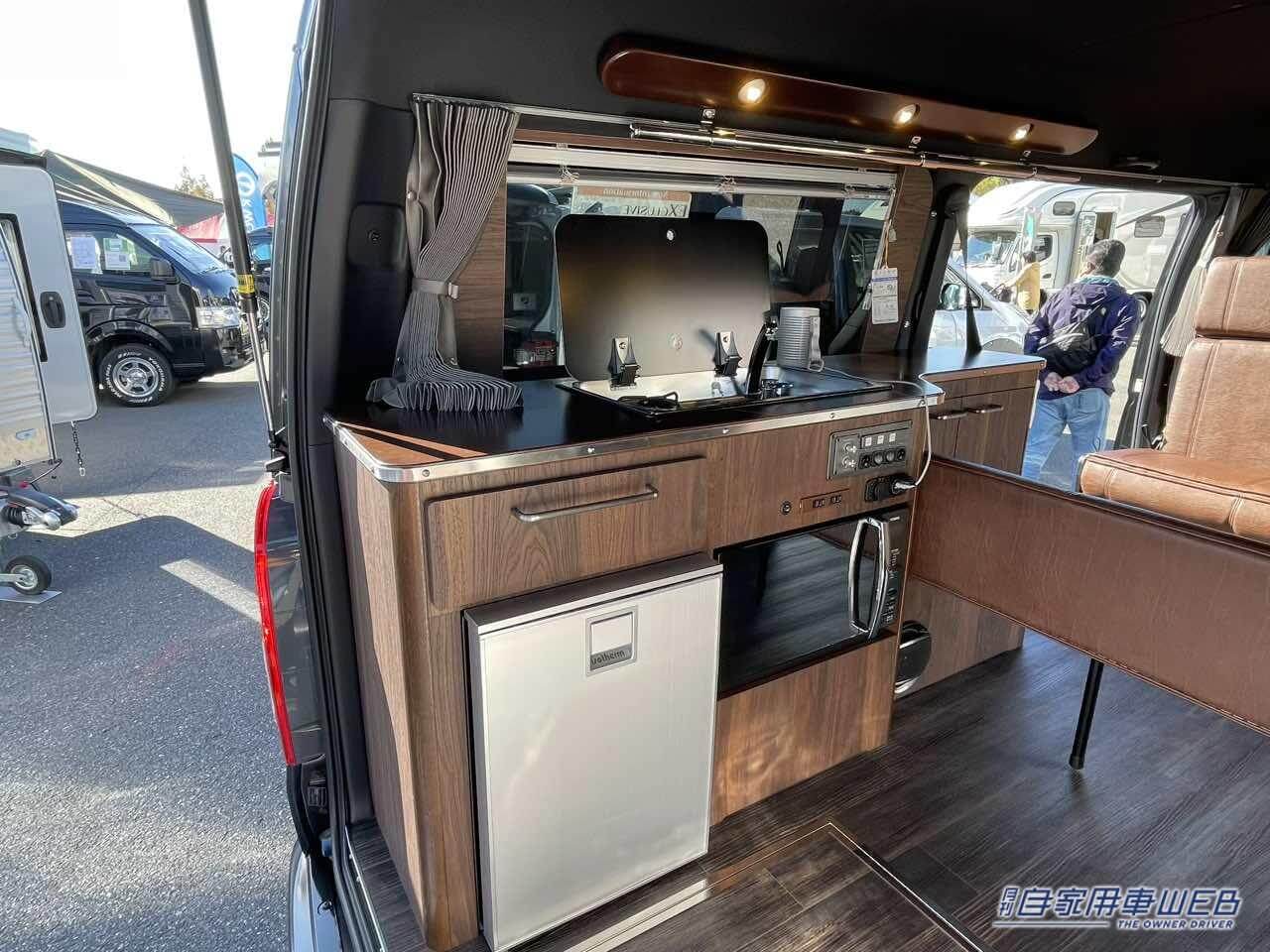 |ブラウンカラーのインテリアが、大人のオシャレ空間を演出! トヨタ ハイエースがベースのキャンパー