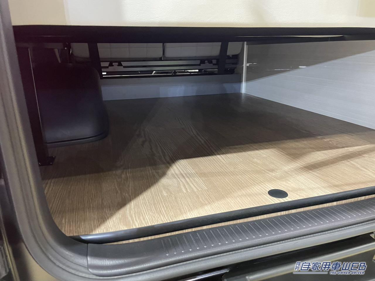 |広い常設ベッドがモダンなホテルのよう! トヨタ ハイエースがベースのキャンパー