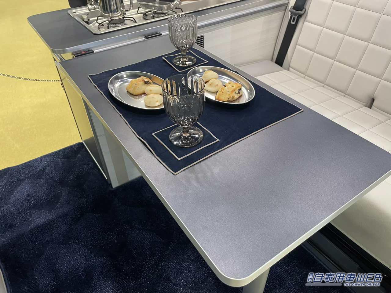 |広い常設ベッドがモダンなホテルのよう! トヨタ ハイエースがベースのキャンパー