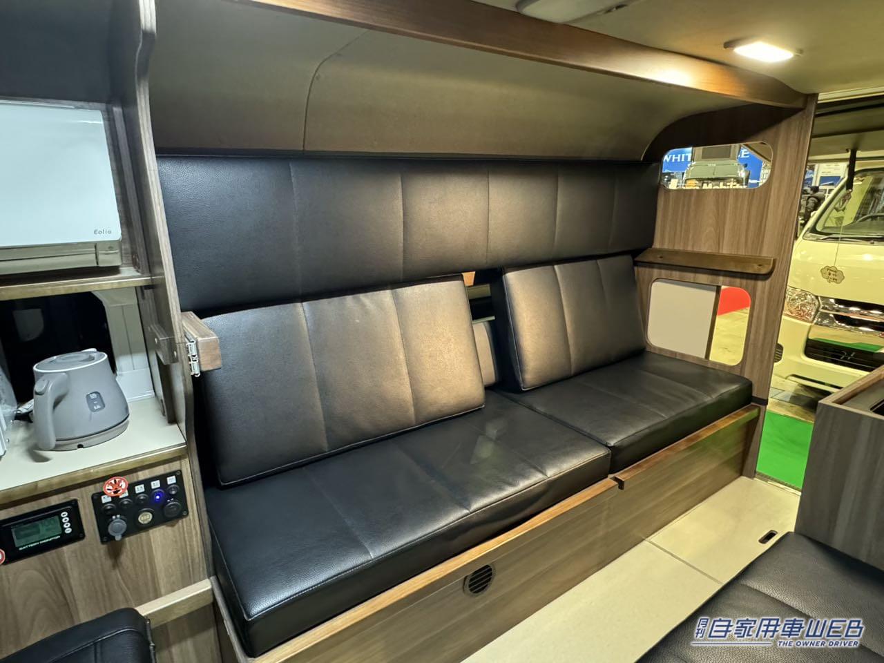 |ロングシートは二段ベッドにもなる! 大人数で楽しめるトヨタ ハイエースがベースのキャンパー