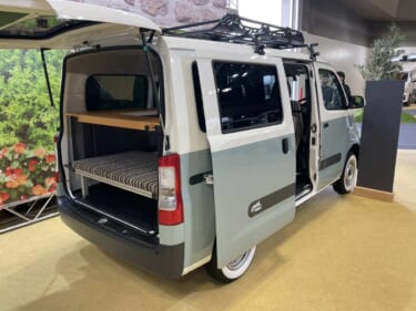 ツートンカラーのボディがかわいい! 車内もオシャレなトヨタ タウンエースがベースのキャンパー
