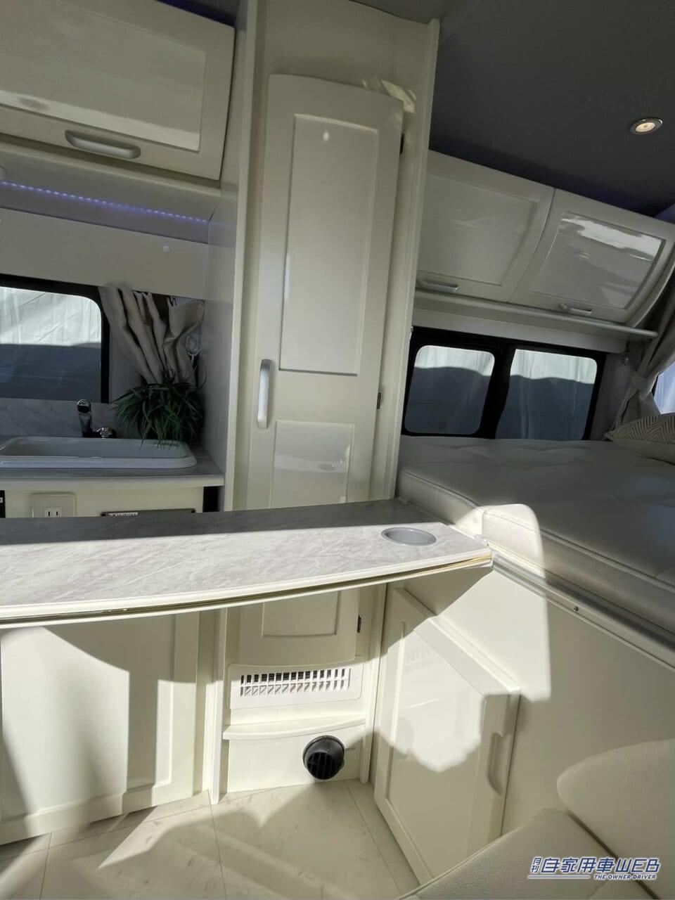 |曲線を活かしたインテリアがオシャレなトヨタ ハイエースがベースのキャンパー