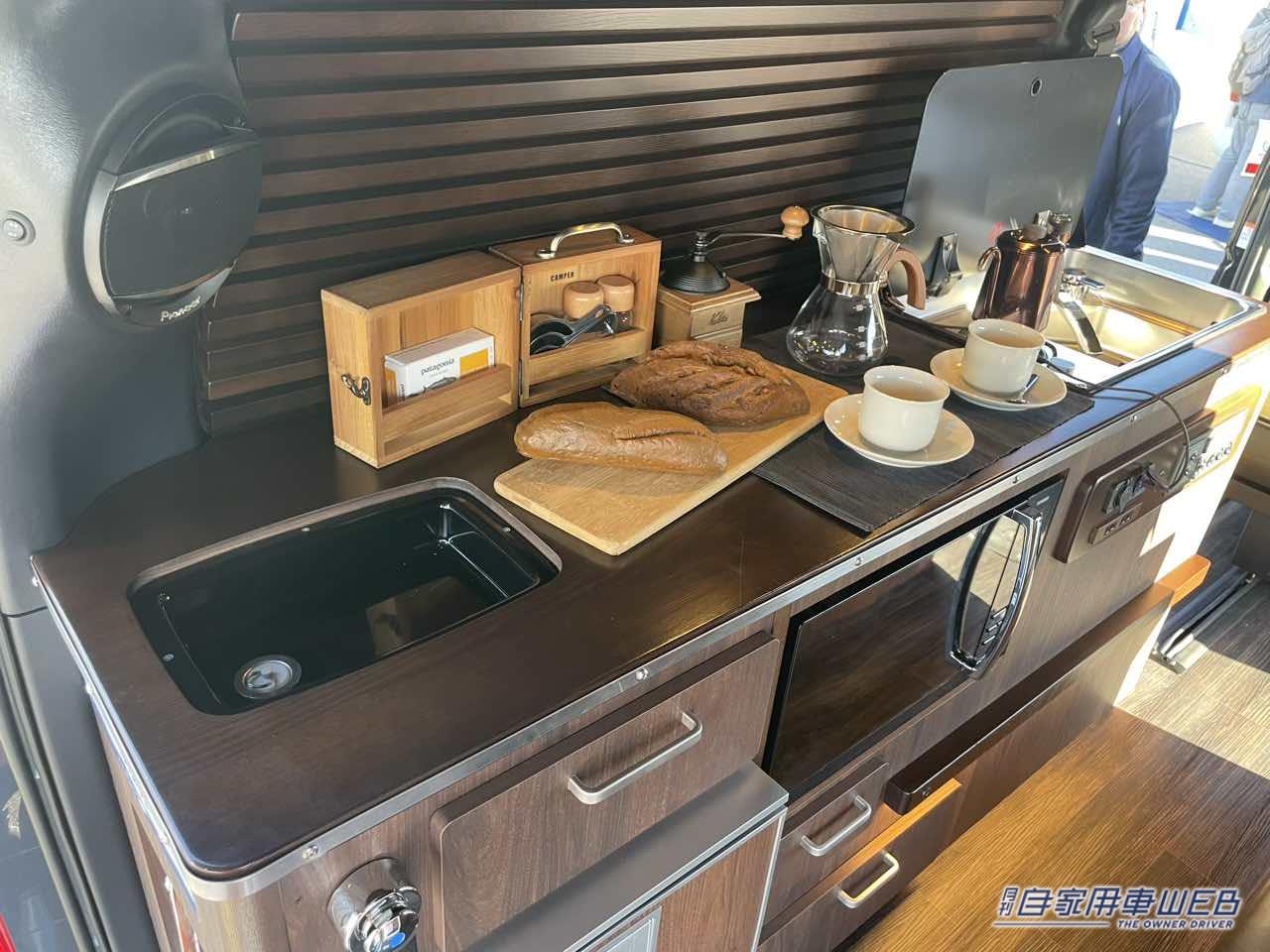 |THE大人の隠れ家的な渋い車内空間が魅力的! トヨタ ハイエースがベースのキャンパー