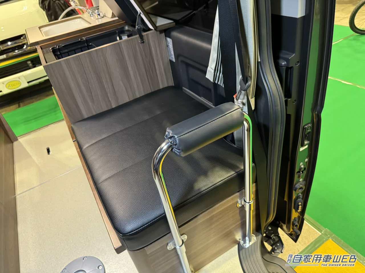 |ロングシートは二段ベッドにもなる! 大人数で楽しめるトヨタ ハイエースがベースのキャンパー