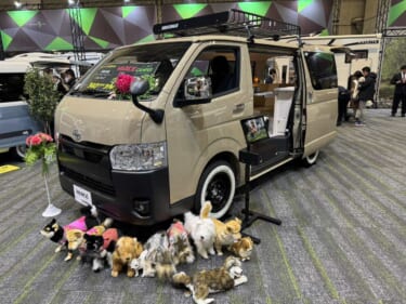 アースカラーのボディとインテリアがおしゃれなトヨタ ハイエースがベースのキャンパー