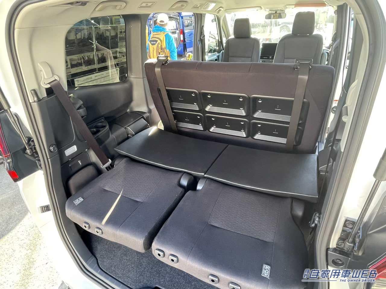 |「結構すごいぞ」「新幹線みたい」運転席が「ぐるりと回転」するトヨタ・ノア。車中泊も問題なし、大人4人が、ゆったり眠れる。