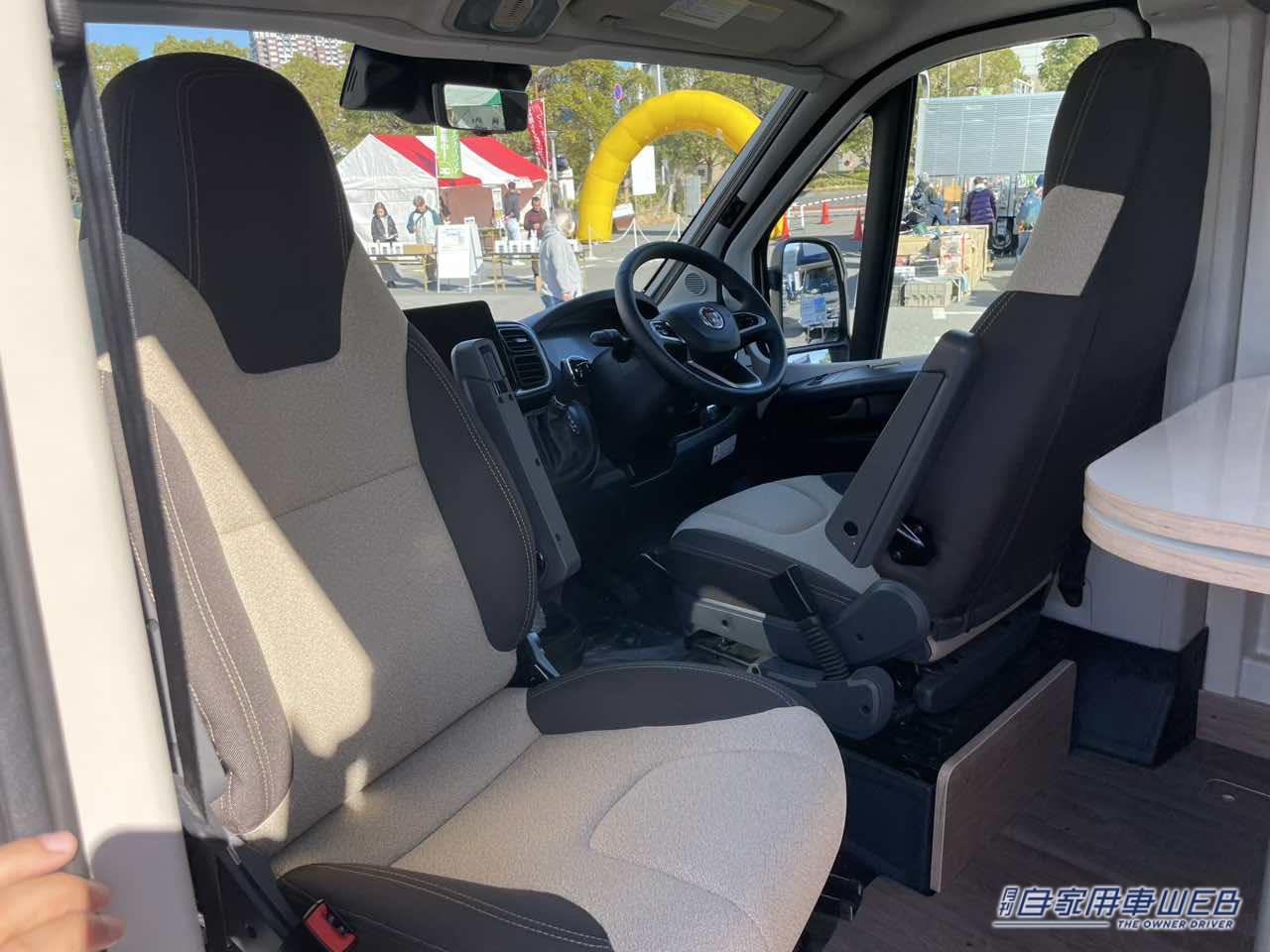 |「回転シート良いよね」快適すぎて、もはや家。家庭用エアコン・キッチン・電動ベッド付き。住みたくなるキャンピングカー。