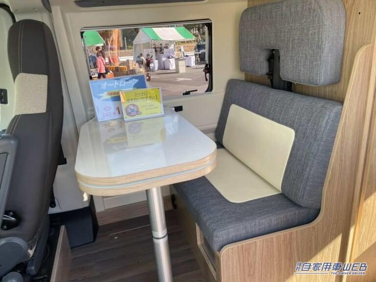 テーブルとシート。|「回転シート良いよね」快適すぎて、もはや家。家庭用エアコン・キッチン・電動ベッド付き。住みたくなるキャンピングカー。
