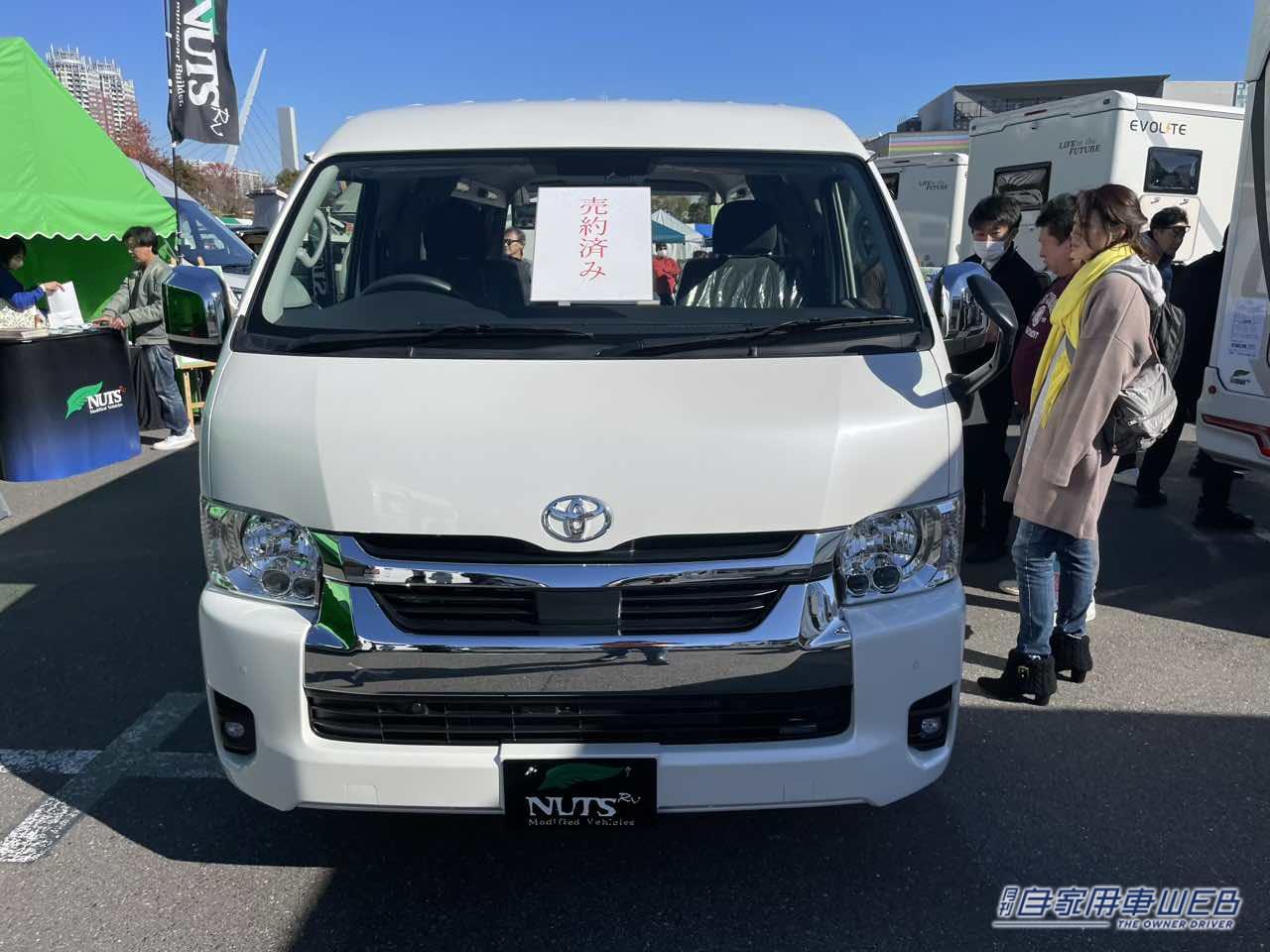 |大きなコの字型シートからフルフラットへの変更もできる! トヨタ ハイエースがベースのキャンパー