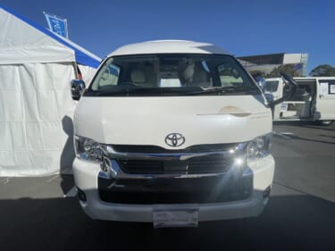 曲線を活かしたインテリアがオシャレなトヨタ ハイエースがベースのキャンパー