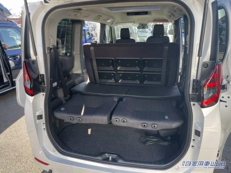 後部はフラットスペースとなっており、荷物を積載するには十分な広さだ。|「結構すごいぞ」「新幹線みたい」運転席が「ぐるりと回転」するトヨタ・ノア。車中泊も問題なし、大人4人が、ゆったり眠れる。