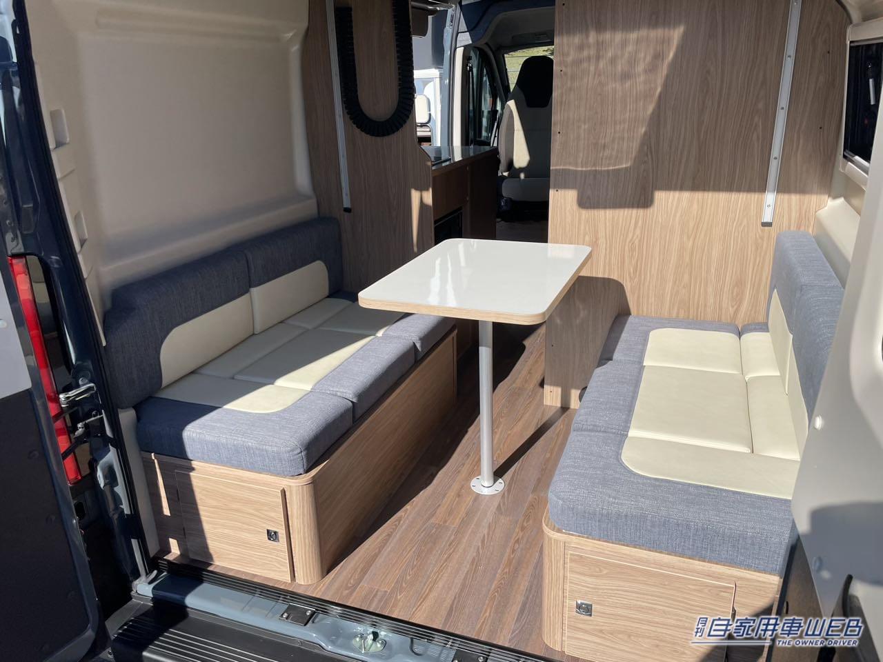 後部には2つ目のボックスシートが設置されている。|「回転シート良いよね」快適すぎて、もはや家。家庭用エアコン・キッチン・電動ベッド付き。住みたくなるキャンピングカー。
