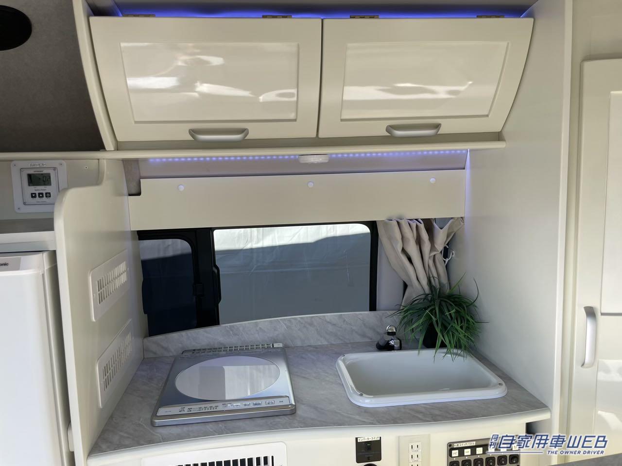 |曲線を活かしたインテリアがオシャレなトヨタ ハイエースがベースのキャンパー