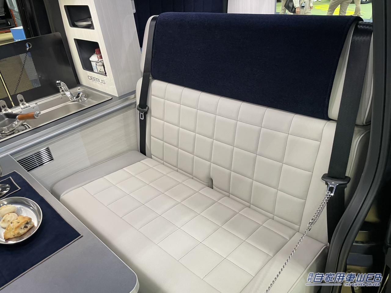 |広い常設ベッドがモダンなホテルのよう! トヨタ ハイエースがベースのキャンパー