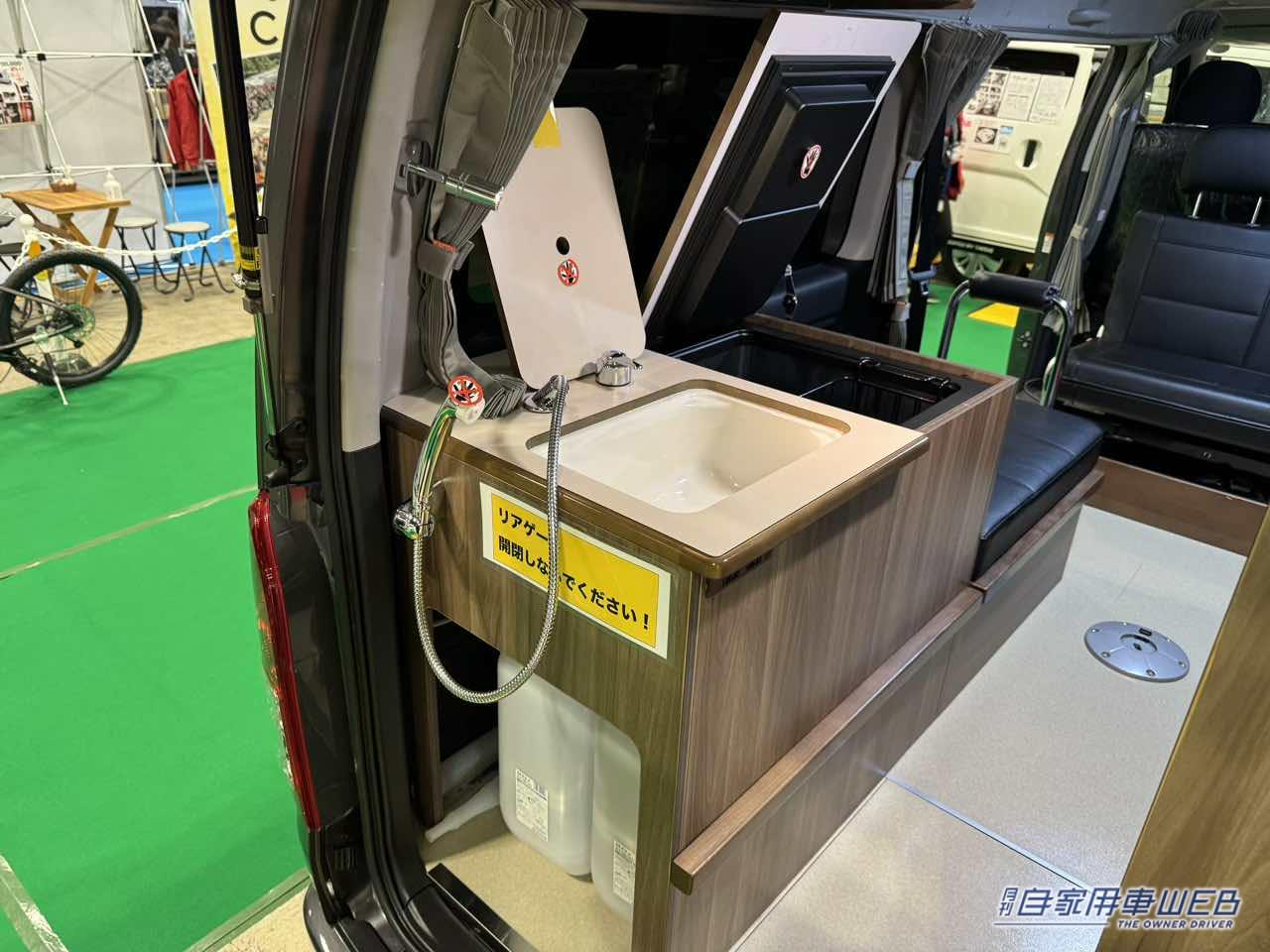 |ロングシートは二段ベッドにもなる! 大人数で楽しめるトヨタ ハイエースがベースのキャンパー