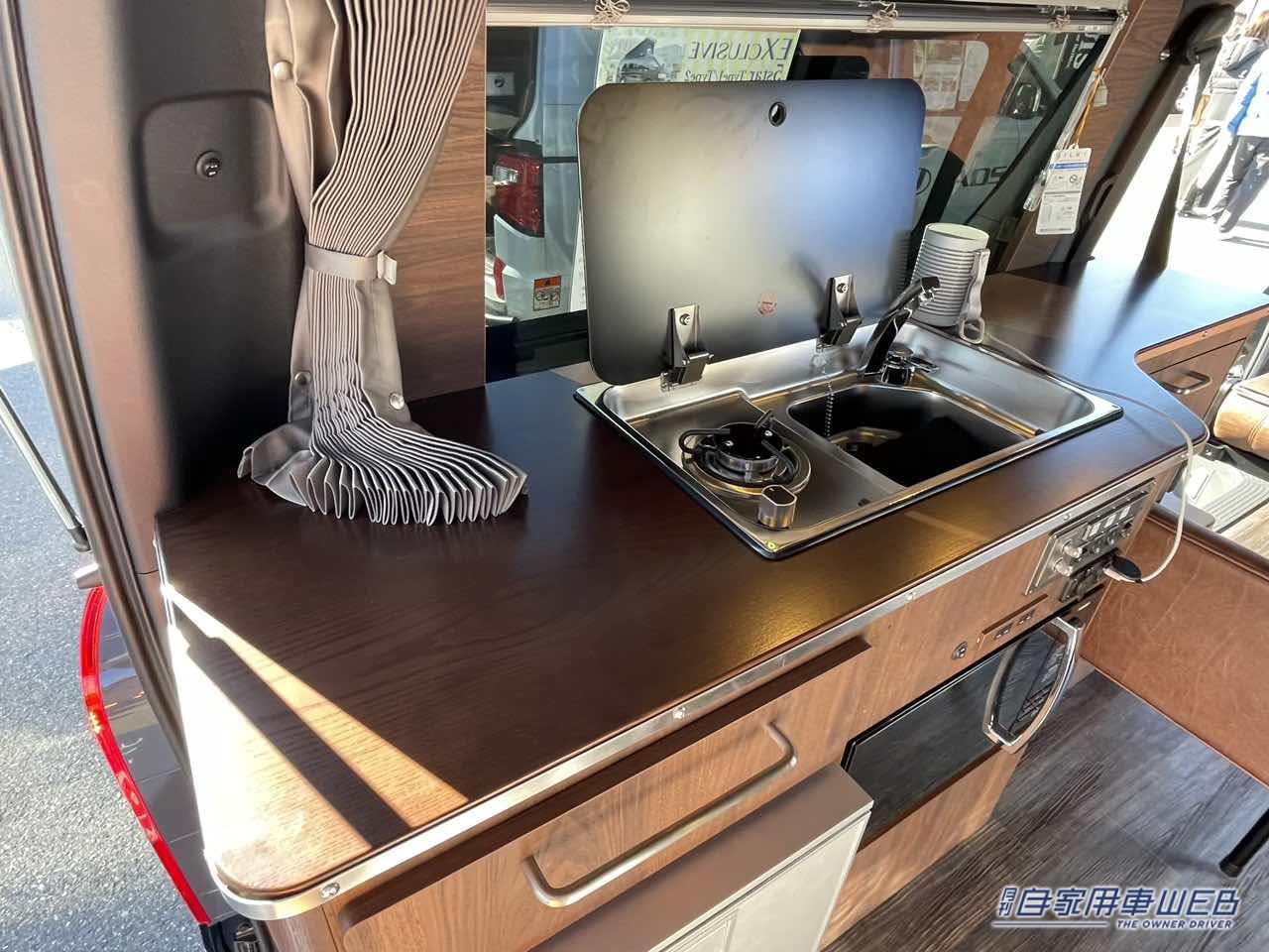 |ブラウンカラーのインテリアが、大人のオシャレ空間を演出! トヨタ ハイエースがベースのキャンパー