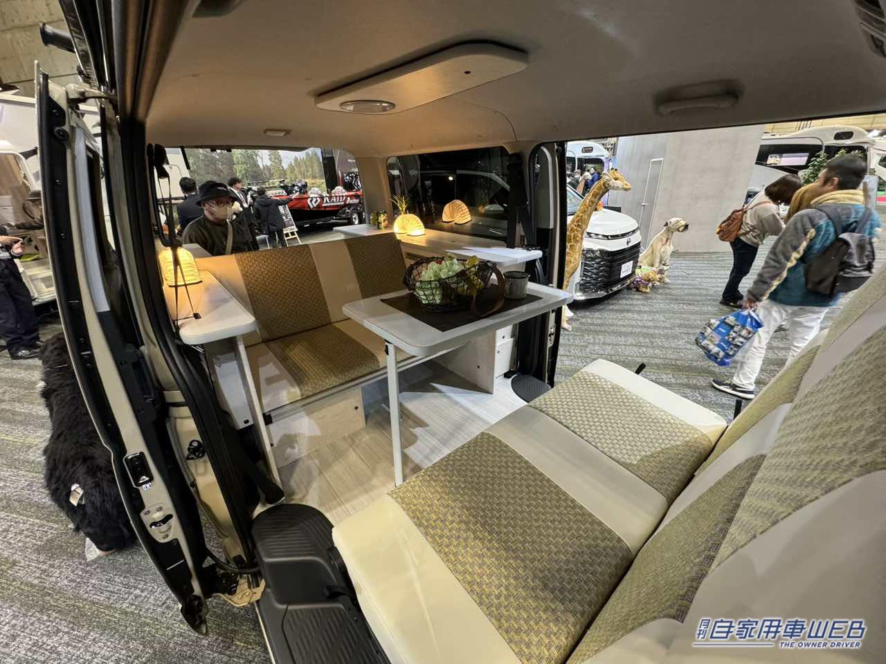 |アースカラーのボディとインテリアがおしゃれなトヨタ ハイエースがベースのキャンパー