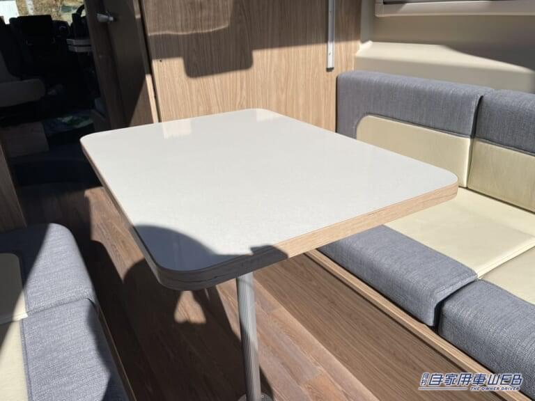 ジャストサイズのテーブル。|「回転シート良いよね」快適すぎて、もはや家。家庭用エアコン・キッチン・電動ベッド付き。住みたくなるキャンピングカー。