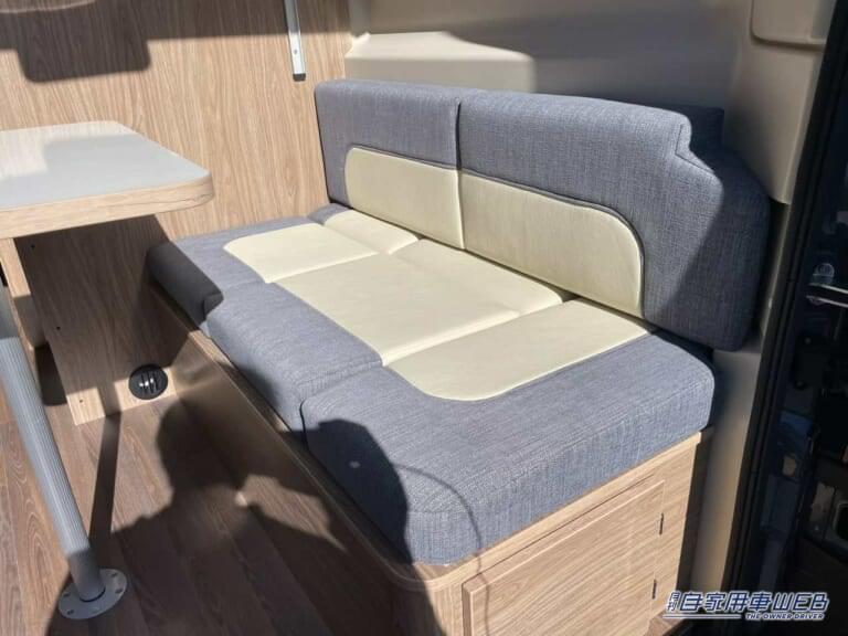 シートはクッション性も高く快適。|「回転シート良いよね」快適すぎて、もはや家。家庭用エアコン・キッチン・電動ベッド付き。住みたくなるキャンピングカー。