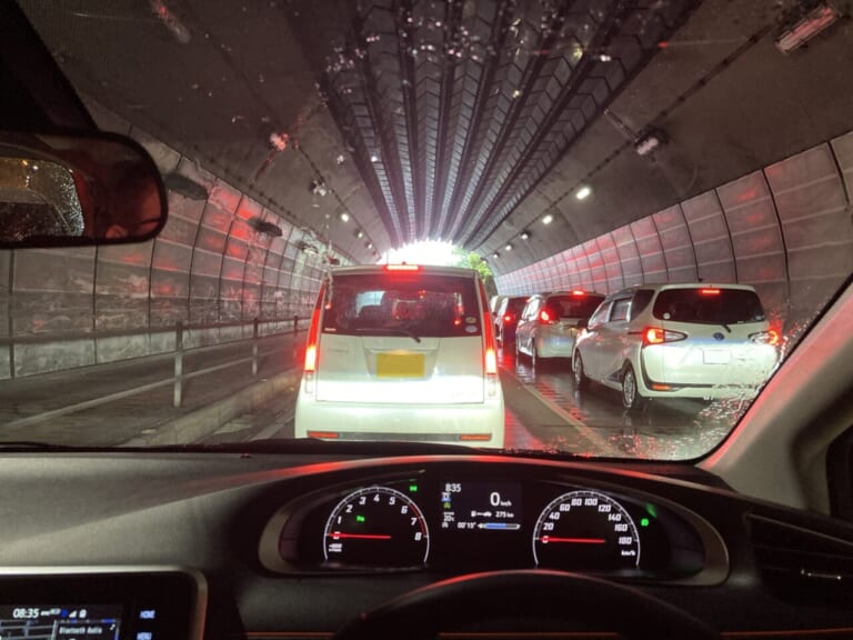 渋滞しているトンネルの写真