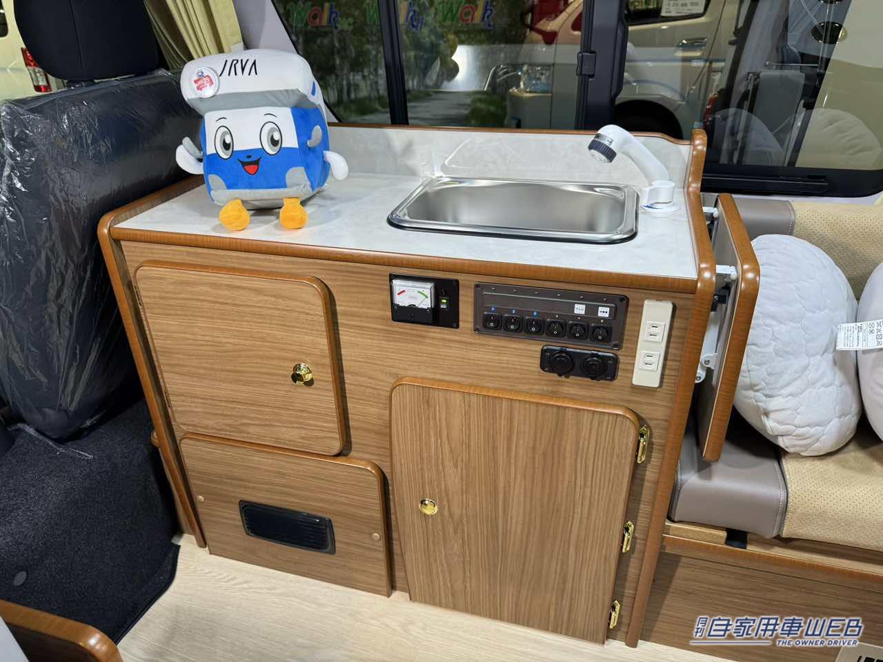 |このボックスシートは広すぎる! フルフラットへの変更も簡単なトヨタ ハイエースがベースのキャンパー