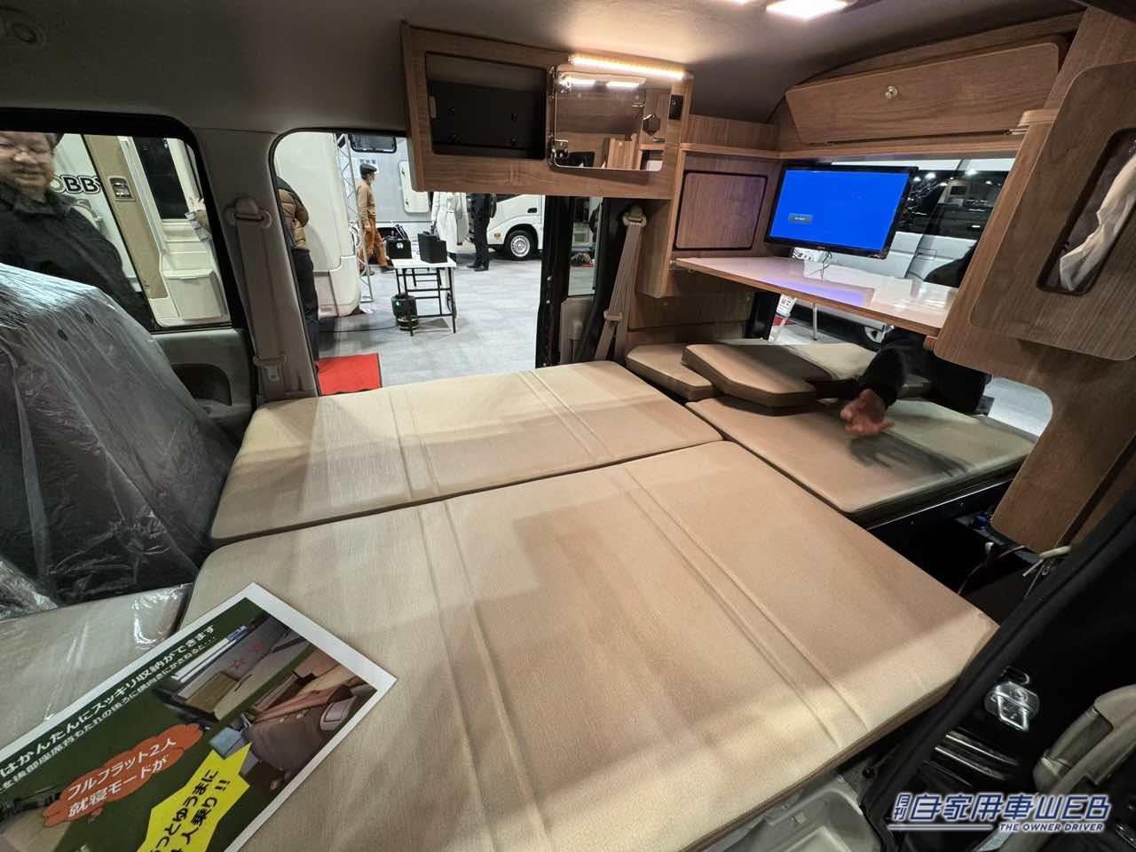 |車内でも車外でも使えるテーブルが便利! フラットシートも広いスズキ エブリイがベースの軽キャンパー