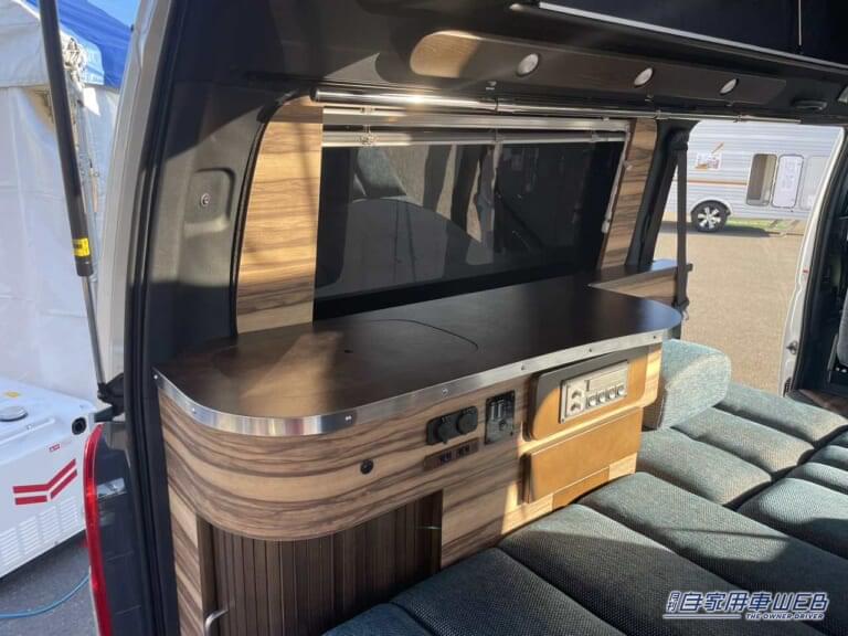 左側にはシンクが埋め込まれたカウンターが設置されている。|抜群の収納力とマルチなフラットスペースが便利! トヨタ ハイエースがベースのキャンパー