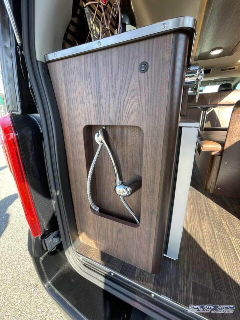 |落ち着きのある大人の隠れ家的な車内がいい! 日産キャラバンがベースのキャンパー