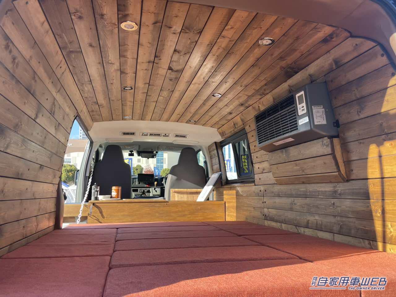 |広い! 便利! しかも雰囲気抜群! 天井まで木材が貼られたトヨタ ハイエースがベースのキャンパー