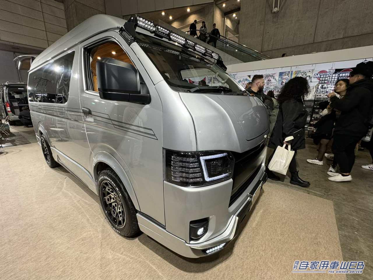 |これは広すぎ! フルフラットスペースが車外に飛び出すトヨタ ハイエースがベースのキャンパー