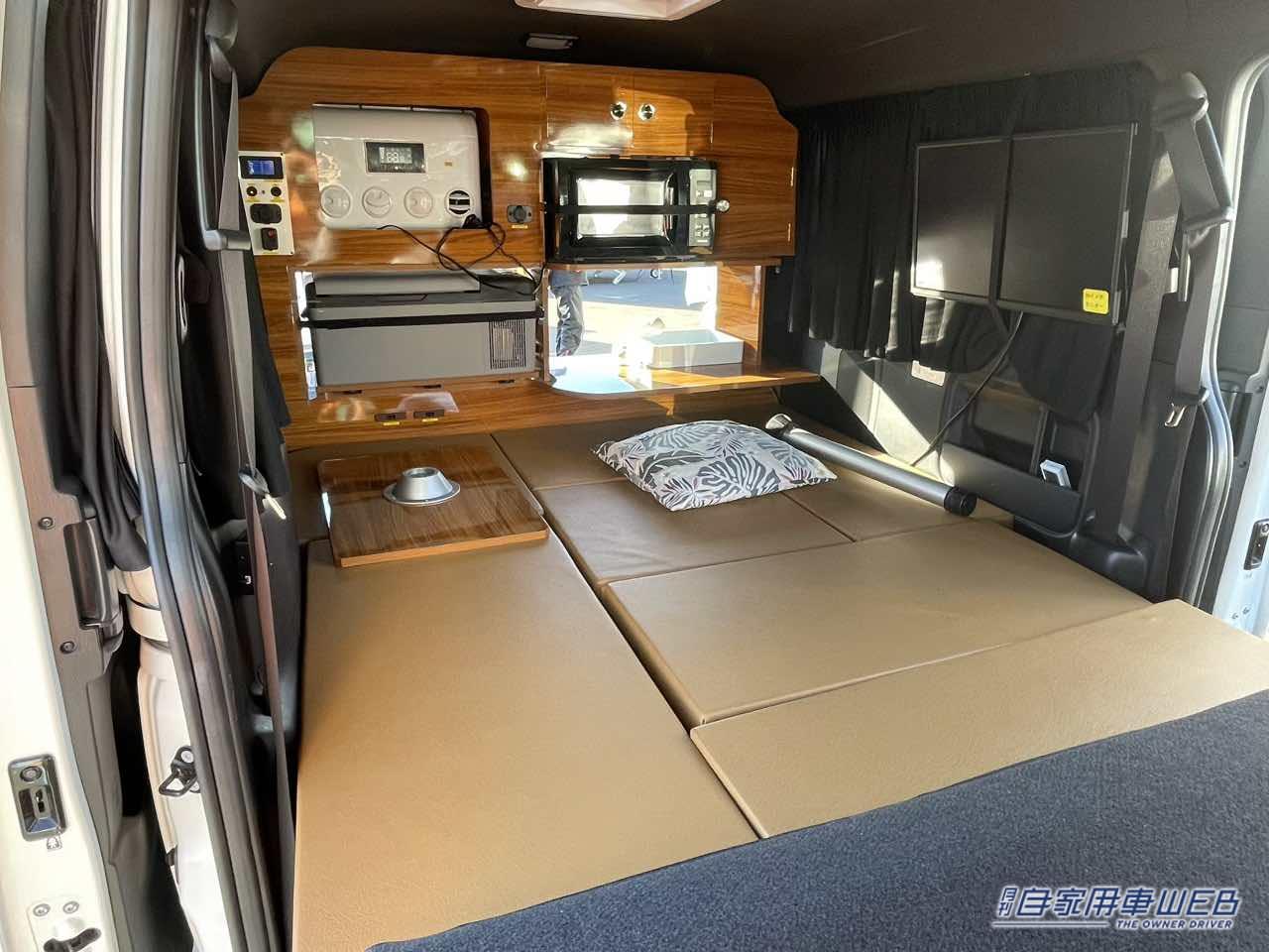 |「まさに住める車だ、これ…」まるでワンルームのように全て揃った車内は文句ナシ!ハイエースがベースのキャンピングカー。