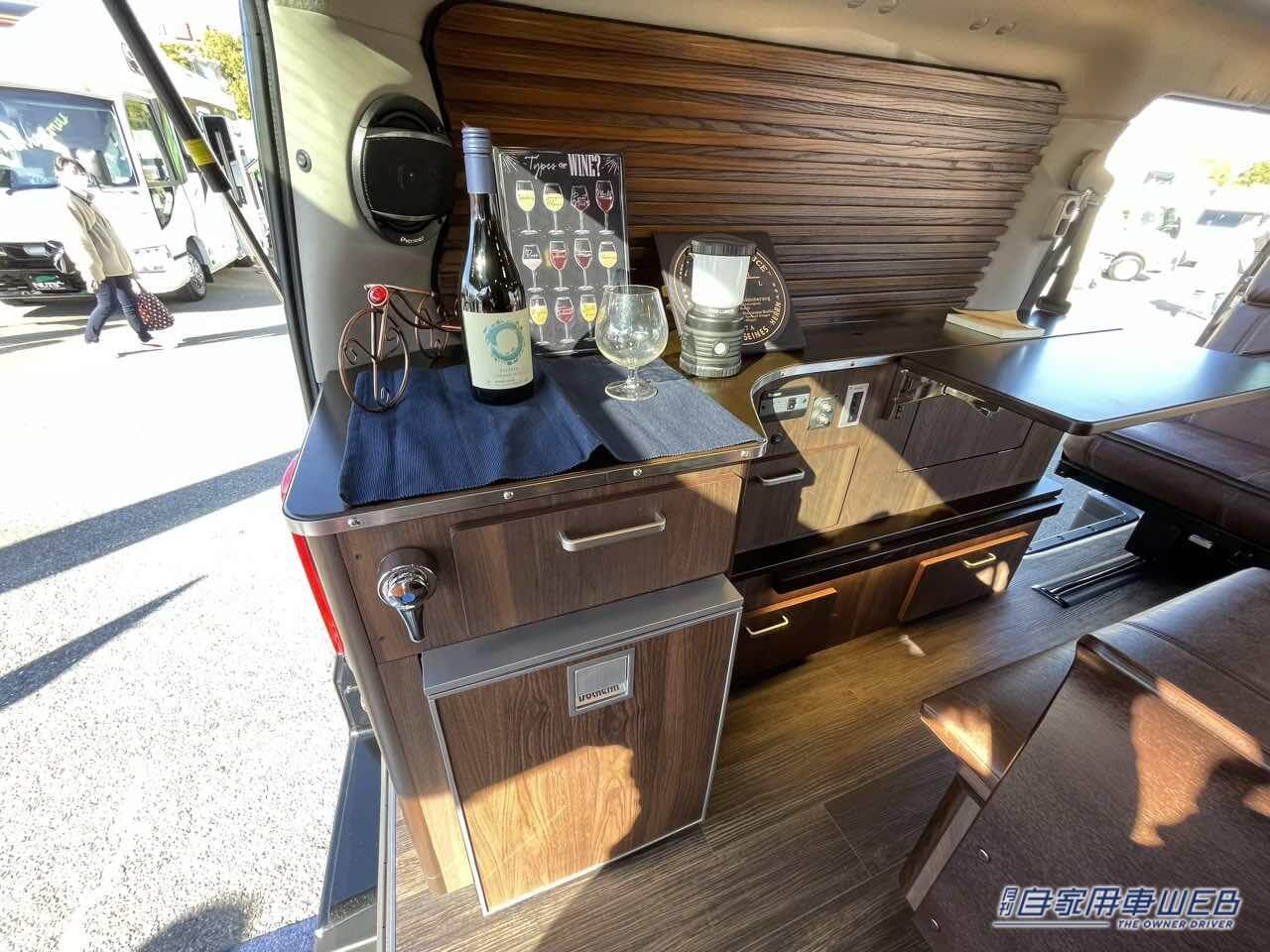 |落ち着きのある大人の隠れ家的な車内がいい! 日産キャラバンがベースのキャンパー