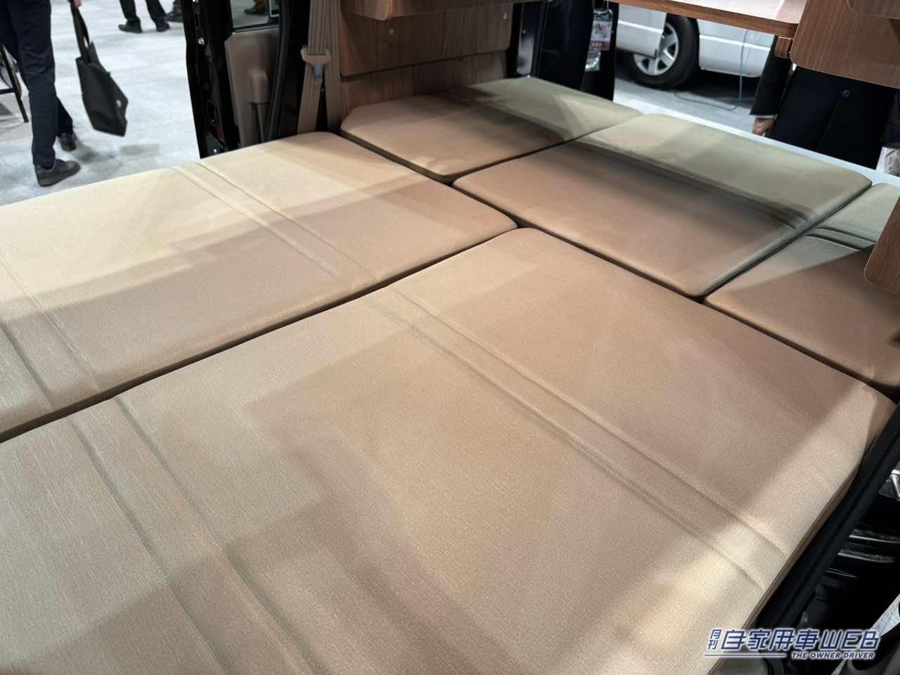 |車内でも車外でも使えるテーブルが便利! フラットシートも広いスズキ エブリイがベースの軽キャンパー