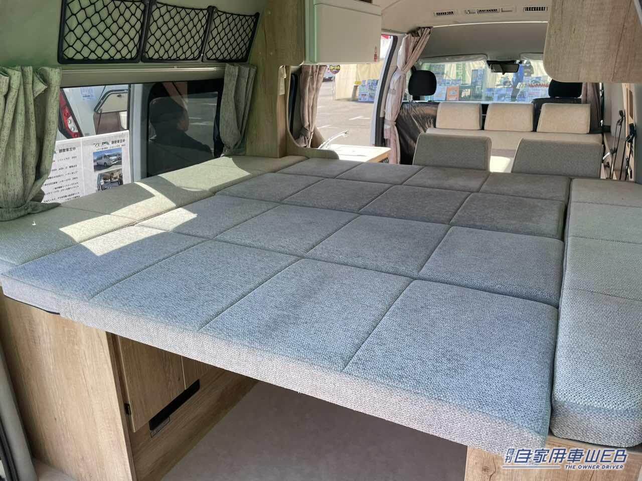 |フラットスペースとボックスシートが同時展開できる便利な車内! トヨタ ハイエースがベースのキャンパー