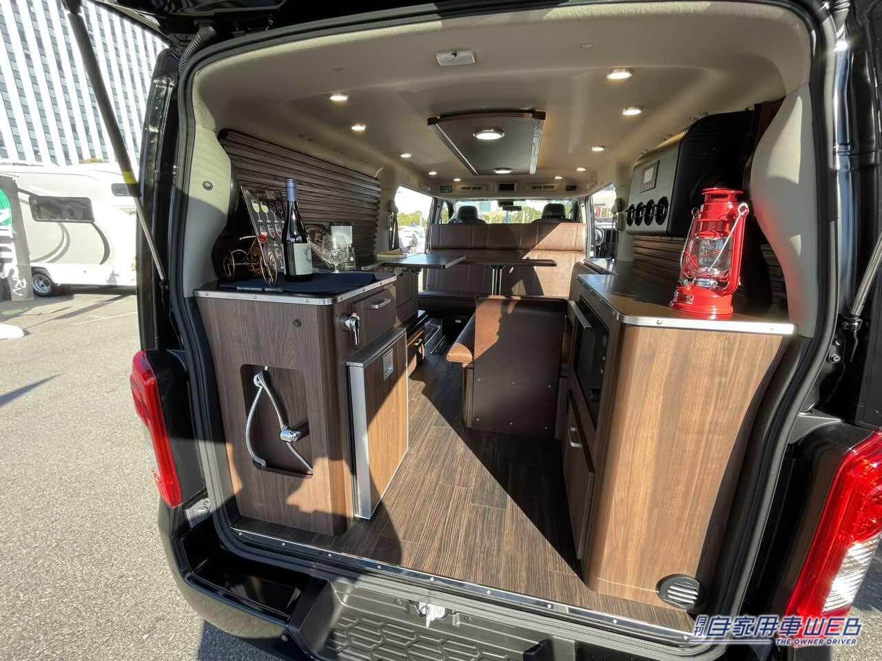 |落ち着きのある大人の隠れ家的な車内がいい! 日産キャラバンがベースのキャンパー