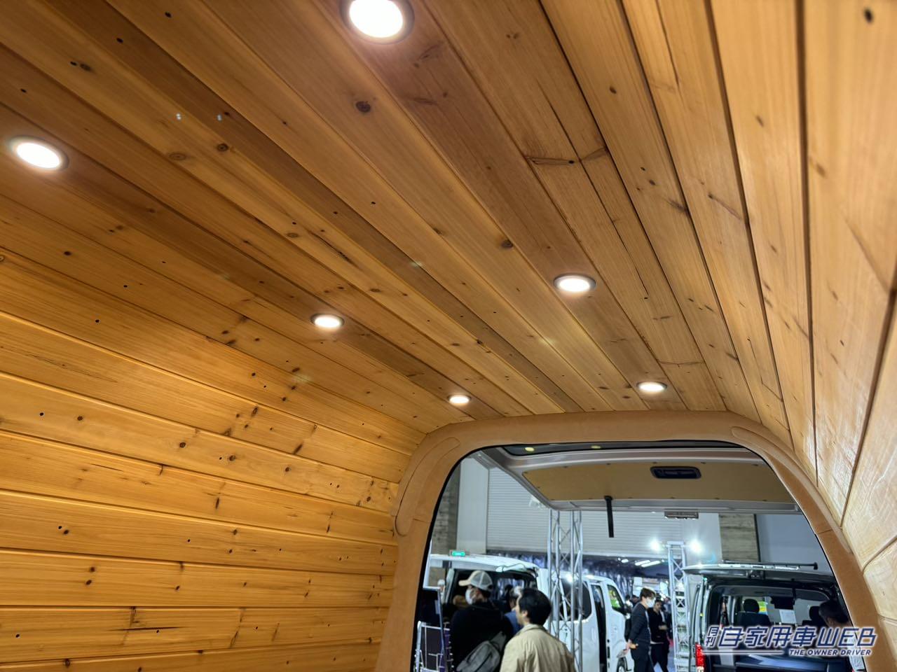 |これは広すぎ! フルフラットスペースが車外に飛び出すトヨタ ハイエースがベースのキャンパー