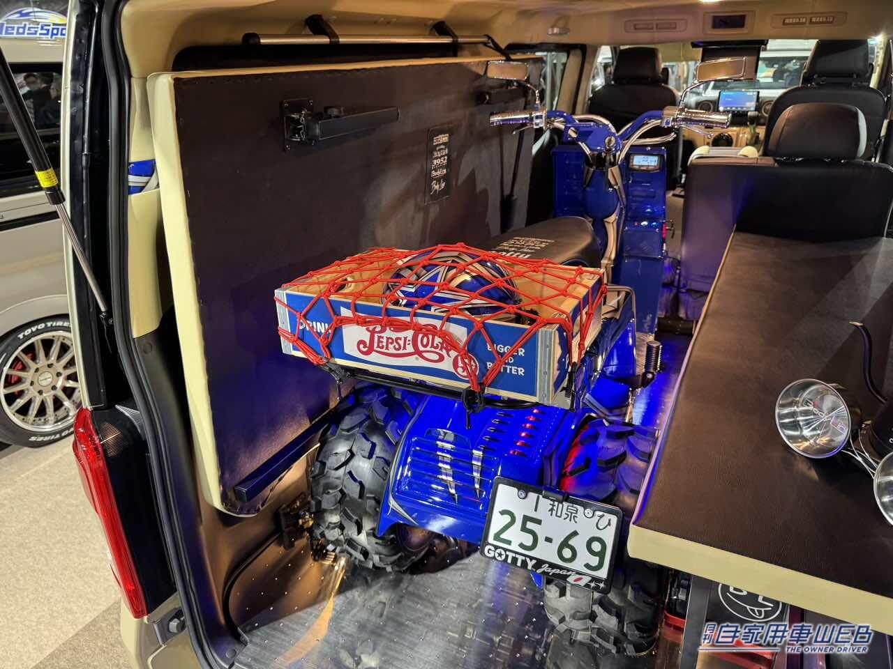 |三輪トライクを積み込めて車中泊までできる! 日産キャラバンがベースのキャンパー